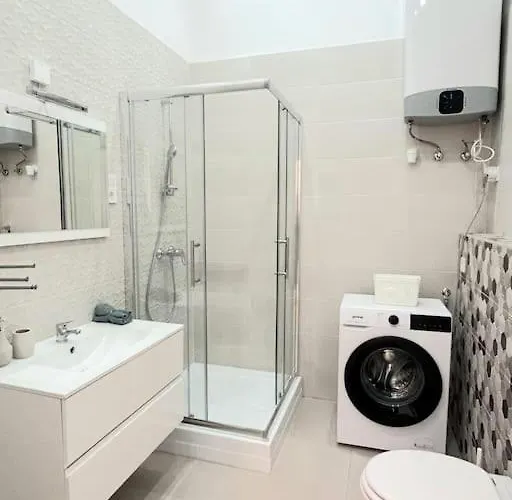 Liszt With Garage Available - Symphony 2 Budapesta