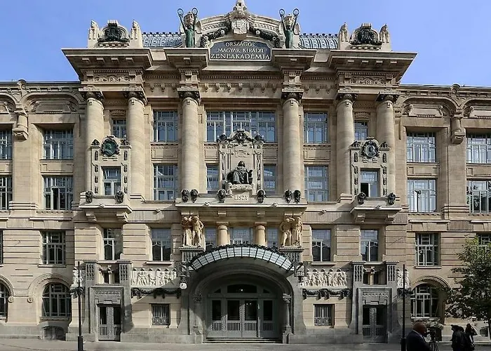 Liszt With Garage Available - Symphony 2 * Budapesta